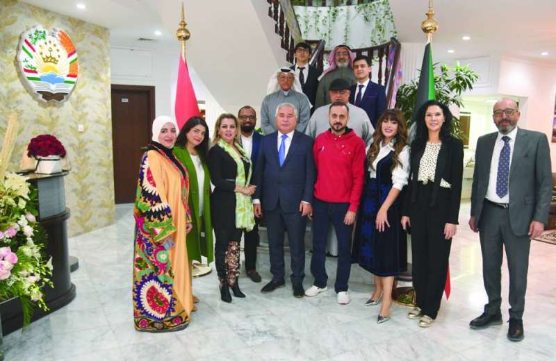 
السفير الطاجيكي متوسطاً الوفد الكويتي والإعلاميين وممثلي «طيران الجزيرة»
