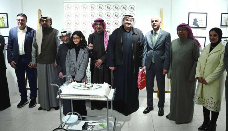 لقطة جماعية مع كعكة الاحتفال 	(تصوير نايف العقلة) 