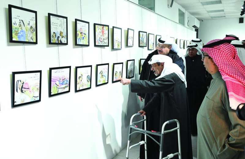 عبدالرضا كمال يشرح عن إحدى لوحاته أمام الحضور