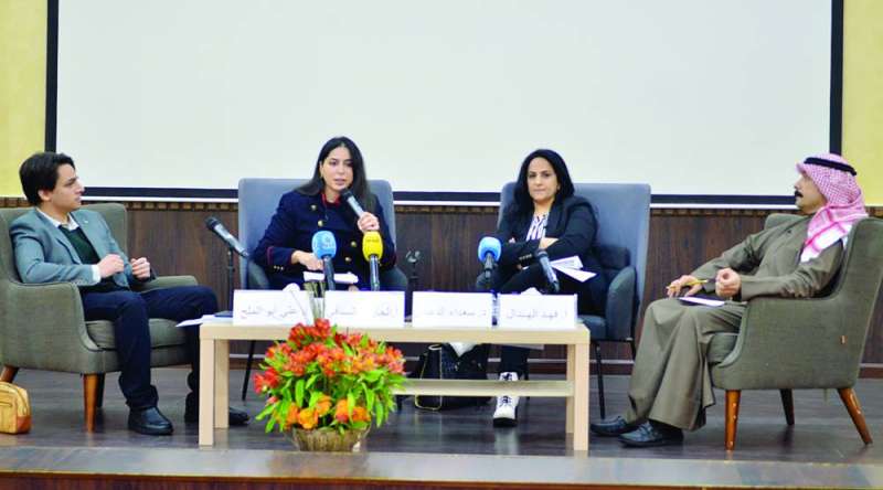 المنتدون في الجلسة الأولى	 (تصوير سعود سالم) 