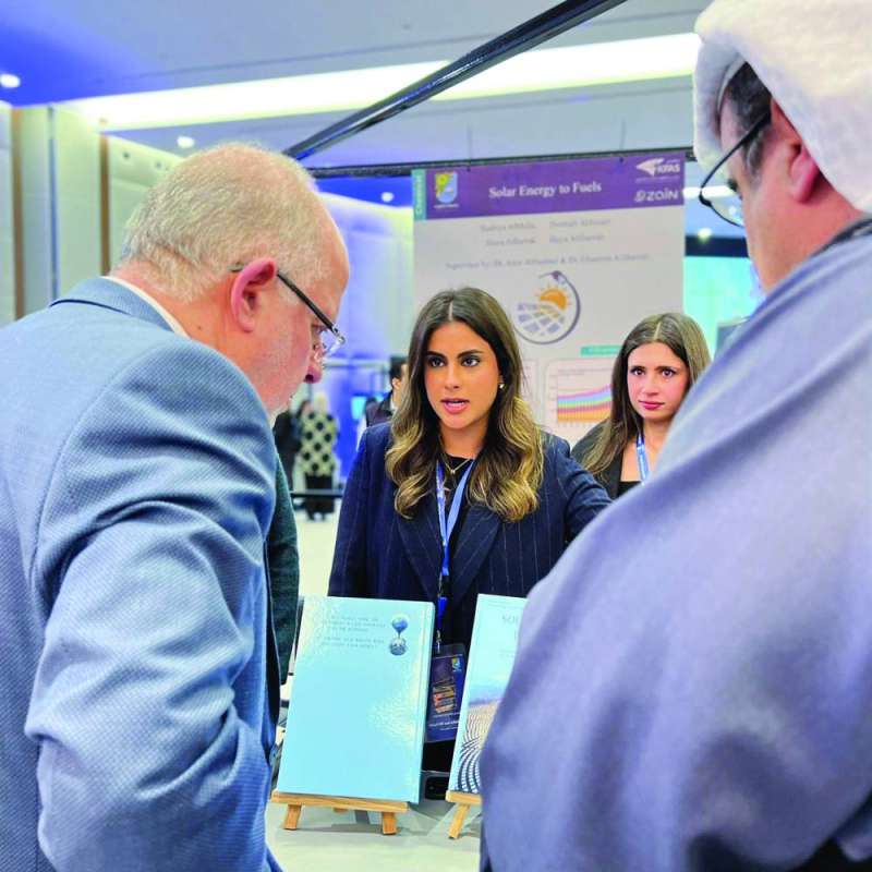 مهندسة تشرح مشروعها لضيوف المعرض