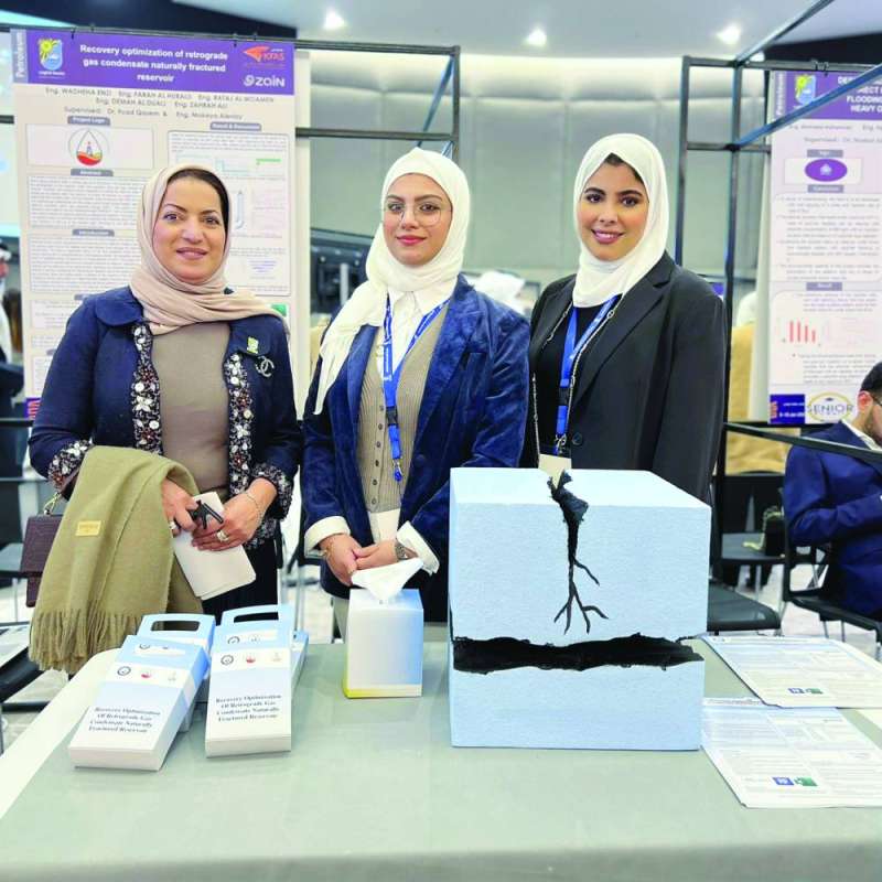 الفضلي مع مهندستين ومشروعهما