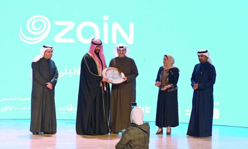 الخالد مقدماً درعاً تذكارية لممثل «زين» أحد رعاة المعرض