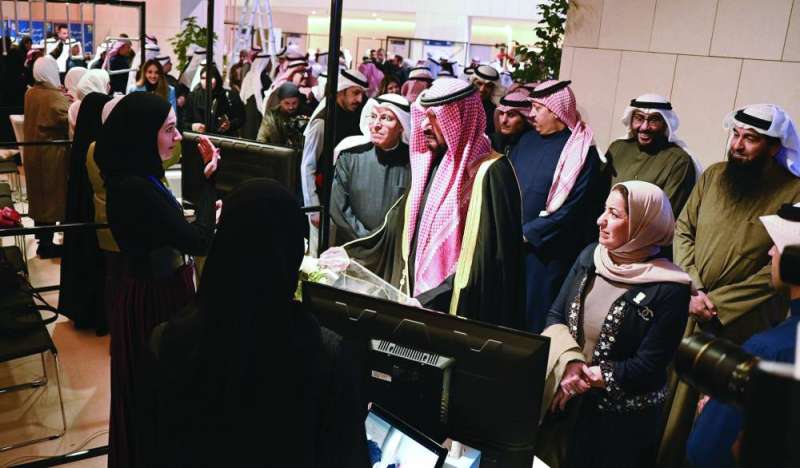 الخالد والعدواني والفضلي خلال جولة على المشاريع المشاركة 