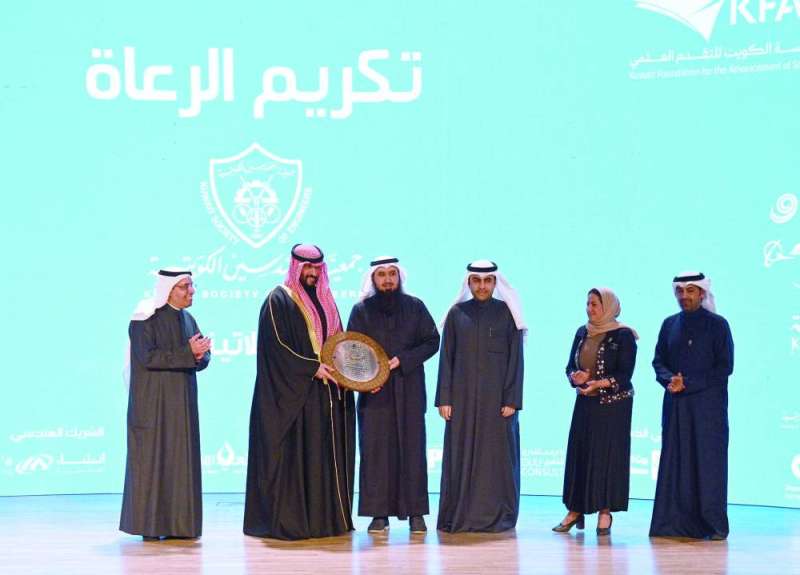 الخالد مقدماً درعاً تذكارية لجمعية المهندسين