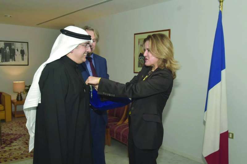 
لوفليشر تقلد محمد بن رضا الوسام