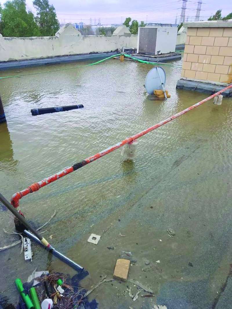 بحيرة مياه فوق سطح مدرسة 