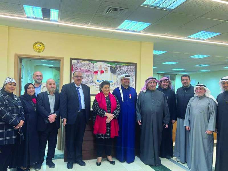 
هالة الصباح ودشتي وأعضاء الجمعية وعدد من الحضور
