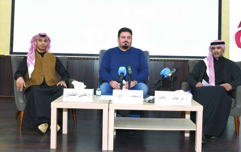 القلاف وبن ناصر والعثمان خلال الجلسة الحوارية 	(تصوير سعود سالم) 