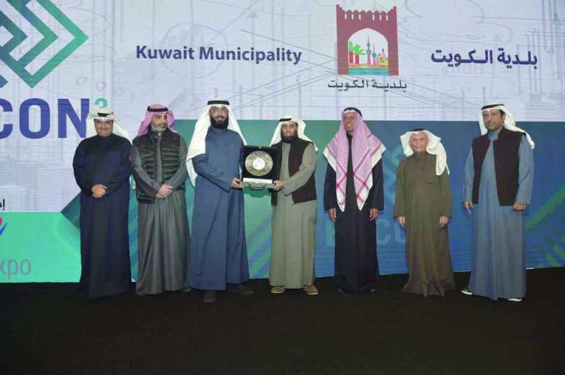 
تكريم بلدية الكويت في ختام افتتاح الملتقى