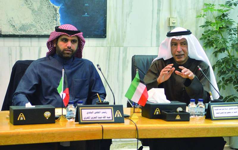 عبدالله المحري ومنصور السعد خلال العرض المرئي	 (تصوير سعود سالم) 