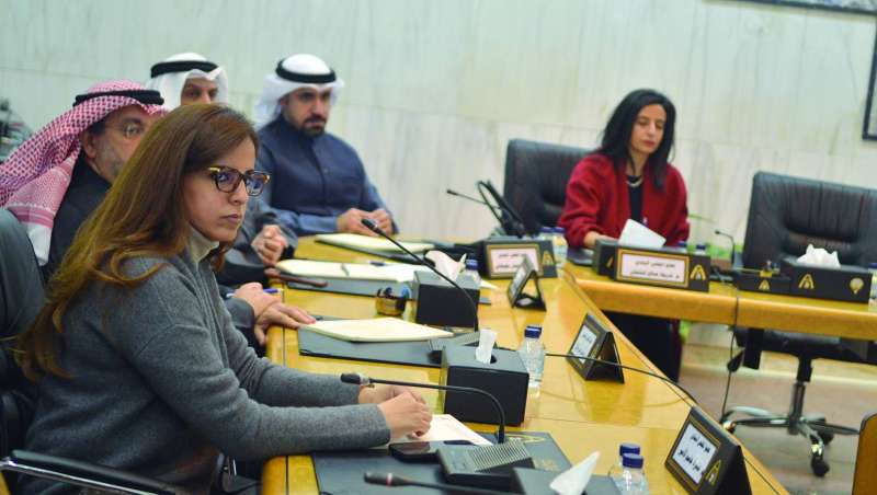 
أعضاء المجلس البلدي يتابعون العرض المرئي
