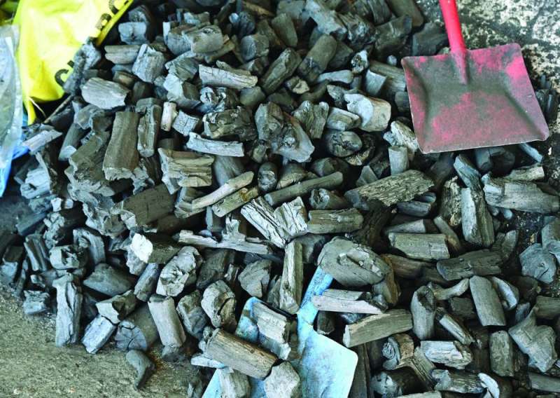 الفحم... خطر	 (تصوير نايف العقلة) 