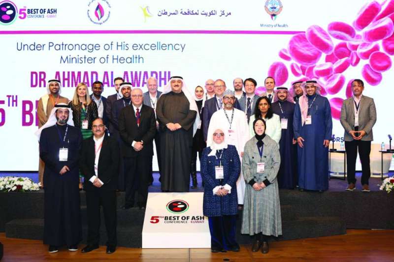 العوضي متوسطاً عدداً من المشاركين في المؤتمر 