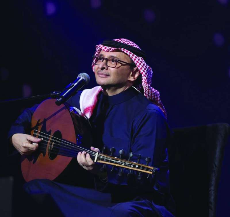 عبدالمجيد عبدالله «يدندن» على العود 