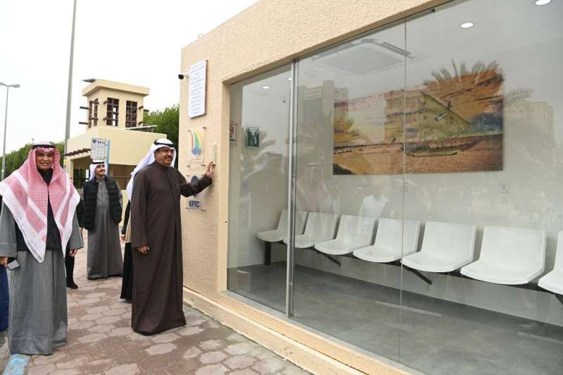 محافظ حولي يفتتح محطة انتظار حافلات نموذجية 