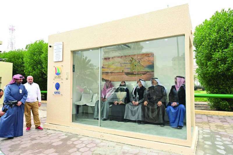 
المحافظ وعدد من المشاركين في الافتتاح داخل مقصورة المحطة
