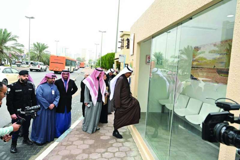 
المحافظ يدخل إلى محطة الانتظار