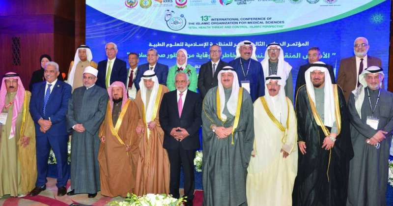 
وزير الصحة متوسطاً المشاركين في المؤتمر	 (تصوير سعود سالم)
