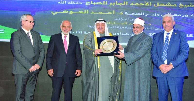 
وزير الصحة مكرماً رئيس جامعة الأزهر
