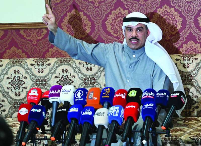 الجسار يرفع شهادة من «التأمينات» مدوّن فيها راتبه الشهري (تصوير نايف العقلة) 