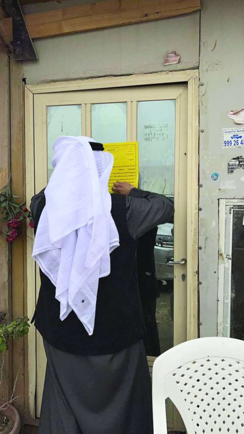 مفتش يحرر مخالفة بناء 