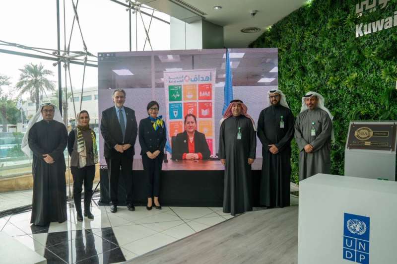 فهد المخيزيم ومحمد العربيد وفهد الفلاح مع خالدة بوزار على الشاشة من الولايات المتحدة ومسؤولي الأمم المتحدة في الكويت