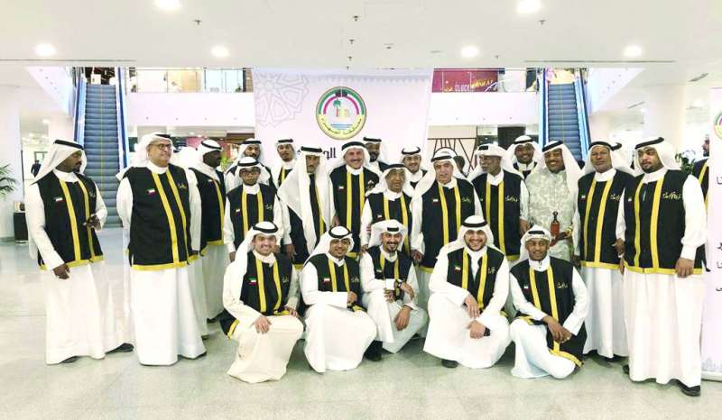 فهد الأمير متوسطاً أعضاء «فرقة الجهراء» 