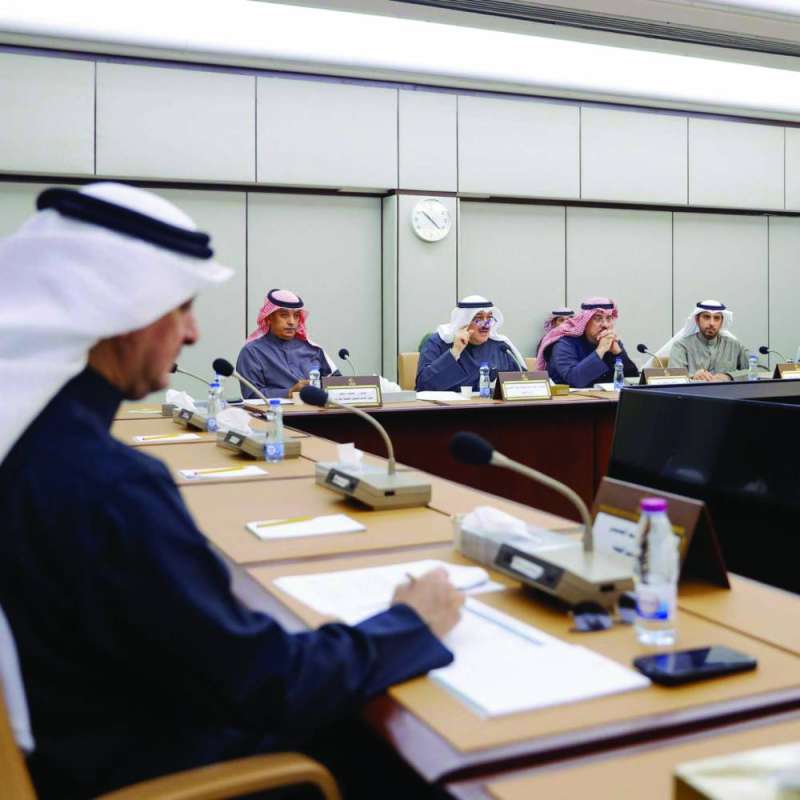 وزير الصحة متحدثاً خلال اجتماع اللجنة الصحية