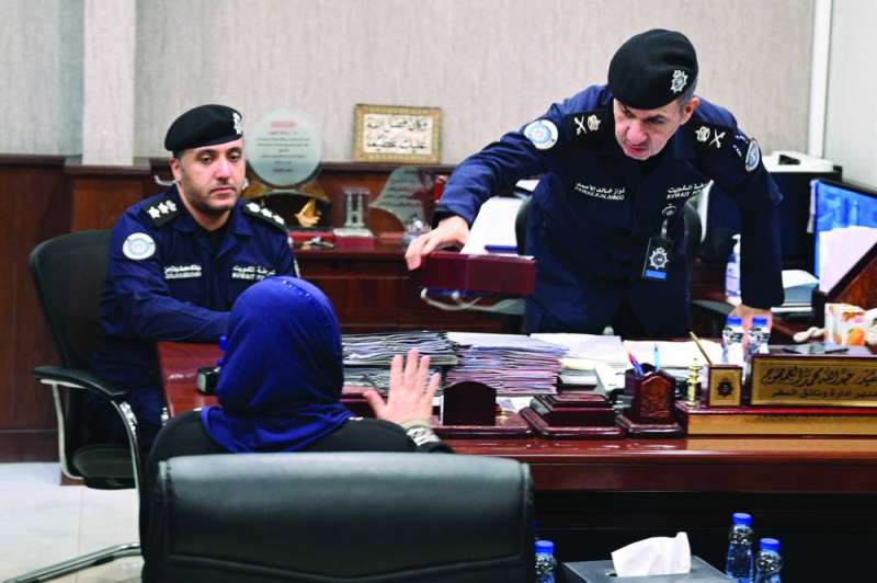 
اللواء الخالد مهدئاً من انفعال إحدى السيدات أثناء عرض مشكلتها 	(تصوير نايف العقلة)
