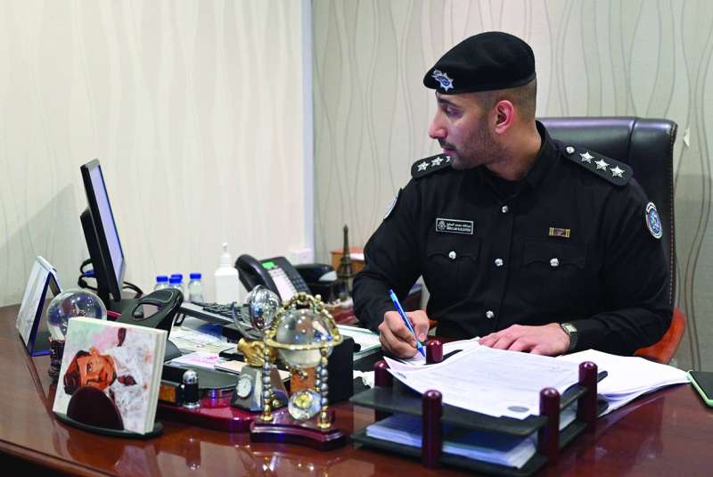 
النقيب الصايغ عاملاً على جهازه
