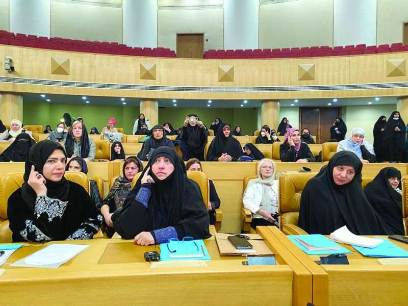 رابعة الجمعة وخديجة المحميد في إحدى جلسات المؤتمر