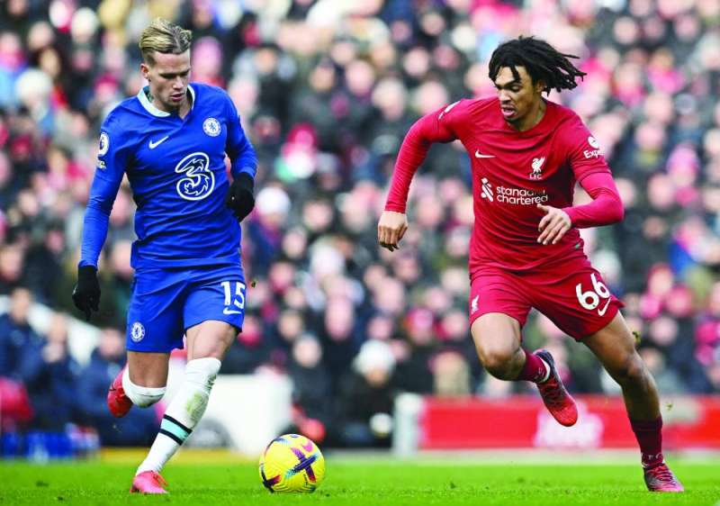 
مهاجم تشلسي الجديد ميخايلو مودريك متخطياً ترينت ألكسندر-أرنولد	 (أ ف ب) 
