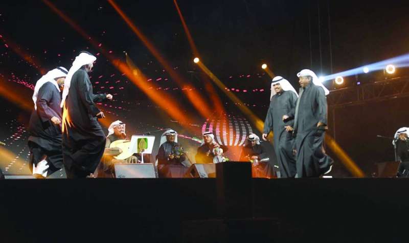 مشاركة راقصة من أعضاء الفرقة