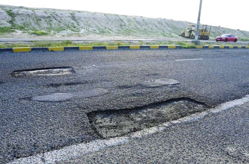 حفر تنتظر ردمها بالأسفلت