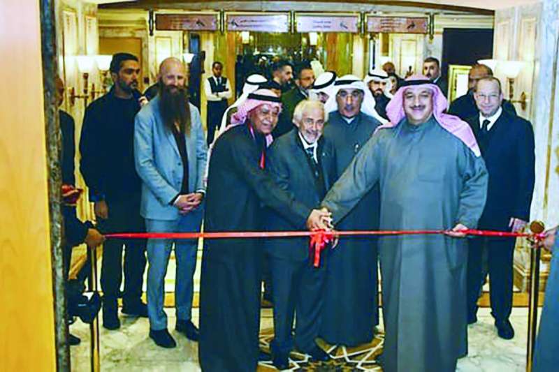 
وزير الصحة يقص شريط افتتاح المؤتمر
