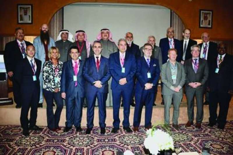 منظمو المؤتمر الـ 18 للجراحين في لقطة جماعية مع الوزير العوضي