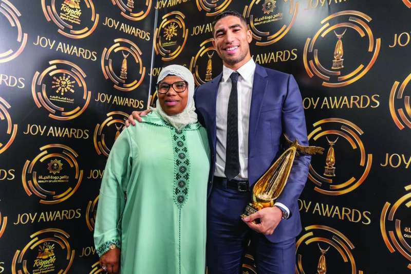 أشرف حكيمي مع والدته
