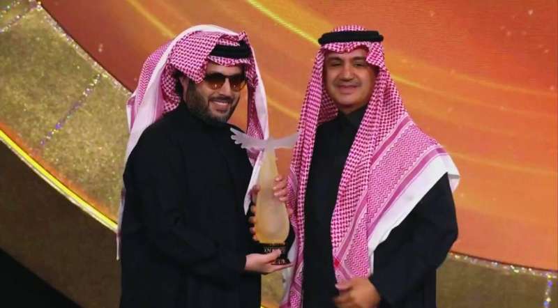 تركي آل الشيخ مسلماً وليد الإبراهيم جائزته
