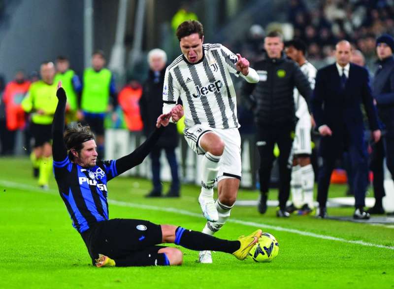 
فيدريكو كييزا متجاوزاً مدافع أتالانتا هانز هاتيبور	(رويترز)
