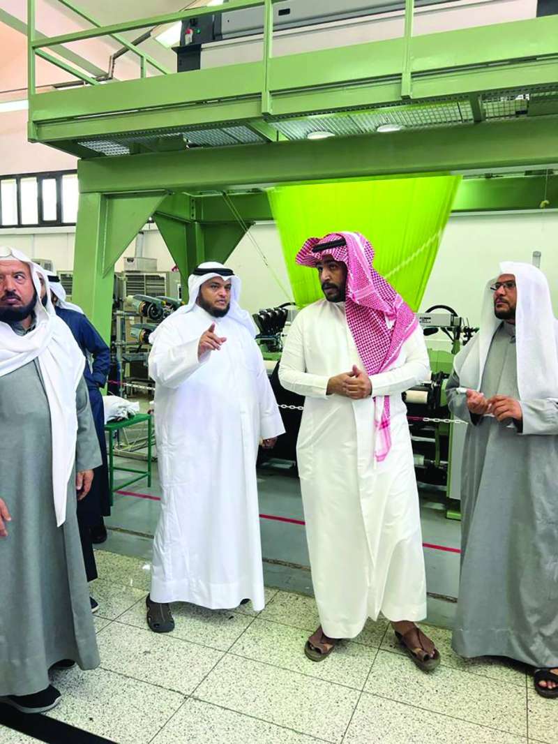 
جانب من جولة وفد «الأوقاف» في مصنع كسوة الكعبة المشرفة