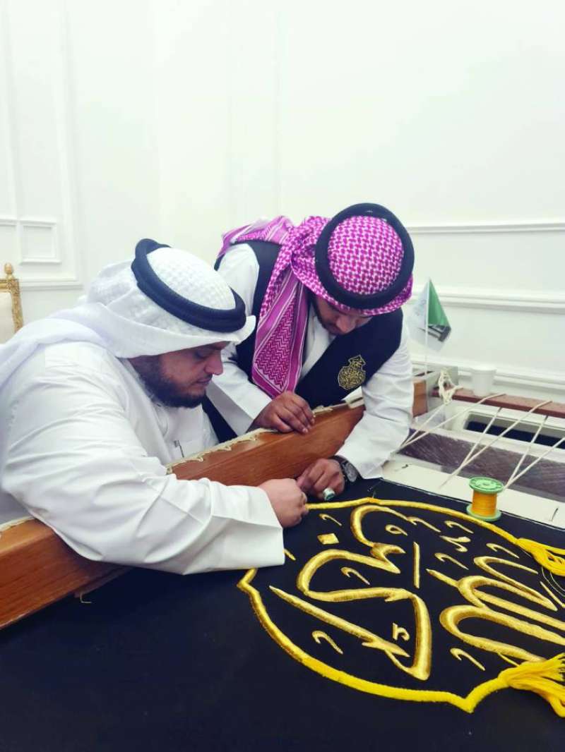 
فيصل المطيري يساهم في حياكة ثوب الكعبة المشرفة