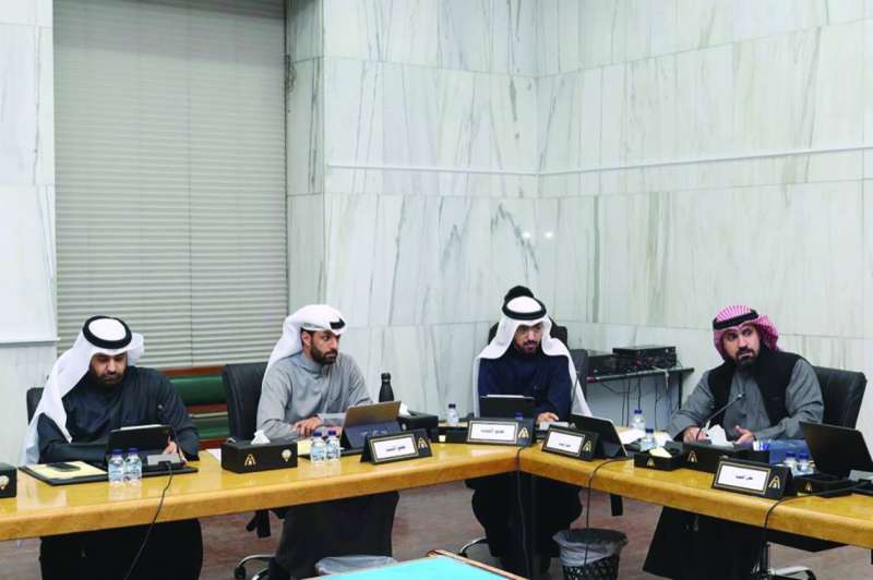 أعضاء المجلس البلدي خلال اجتماع اللجنة 