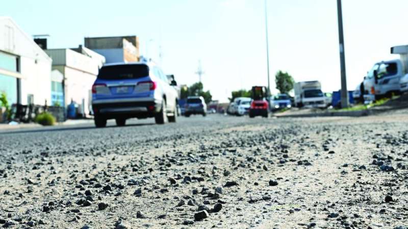 
تطاير الحصى يحيل الشوارع إلى طرق ترابية	 (تصوير نايف العقلة)
