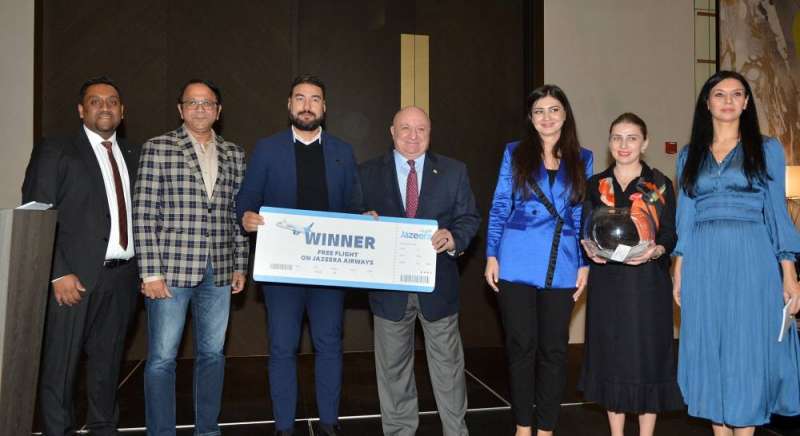 تتويج فائز بتذكرة سفر إلى جورجيا (تصوير سعود سالم)