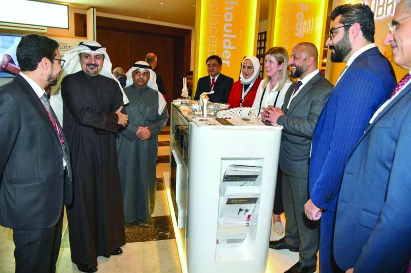 
الكندري والمطيري خلال جولة في المعرض المصاحب لمؤتمر جراحة العظام