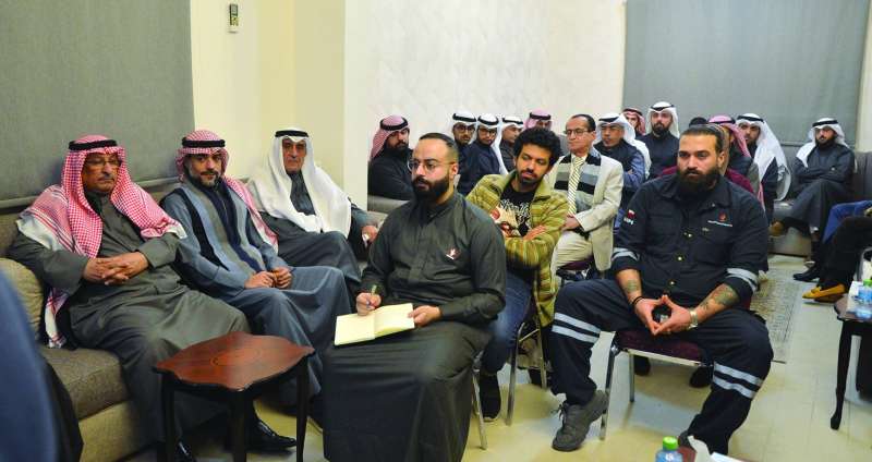 
متابعة من الحضور	 (تصوير سعود سالم)
