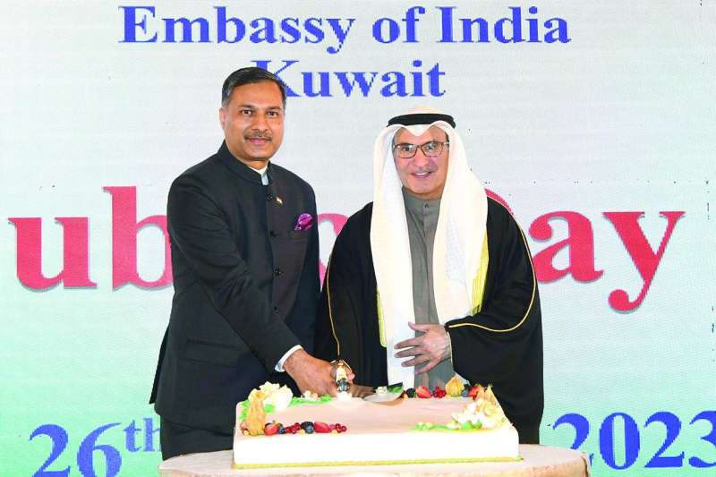 
العتيبي مشاركاً السفير الهندي قص قالب حلوى الاحتفال
