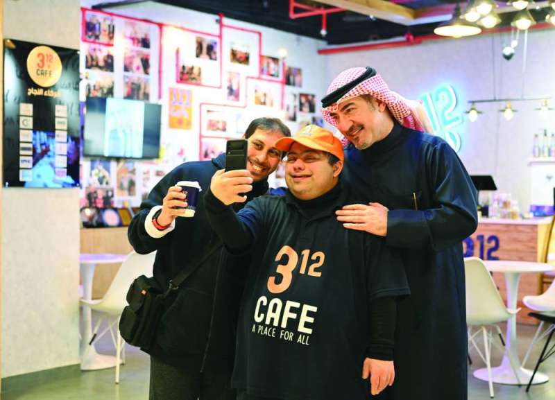 
سيلفي يظهر حالة السعادة  التي يشعر بها أبطال المقهى
