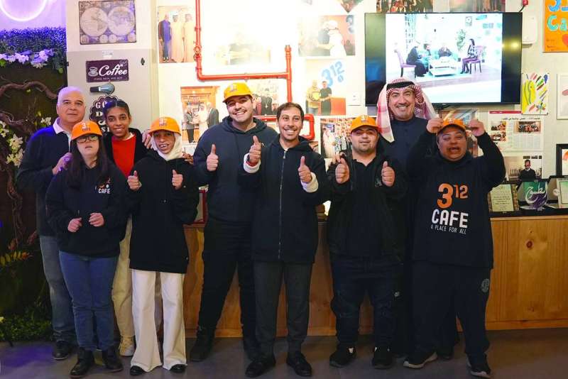 
صورة تجمع العاملين في المقهى ومالكيه وسط روح من المحبة والألفة 	 (تصوير أسعد عبدالله)
